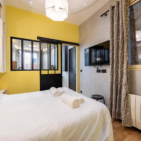 Full-equipped & Near To Subway Apartment *